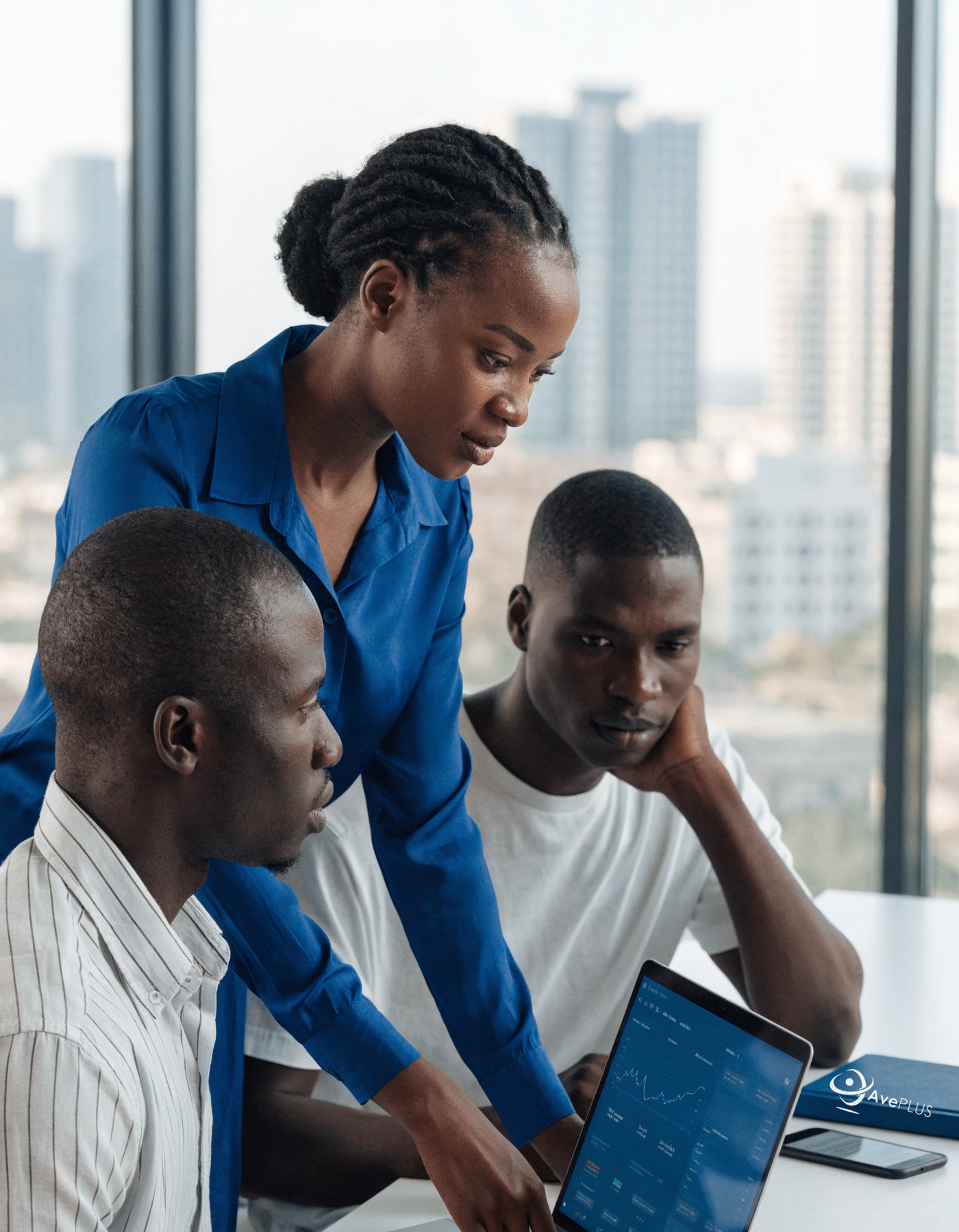 L’équipe AvePLUS au travail dans ses bureaux de Ouaga 2000