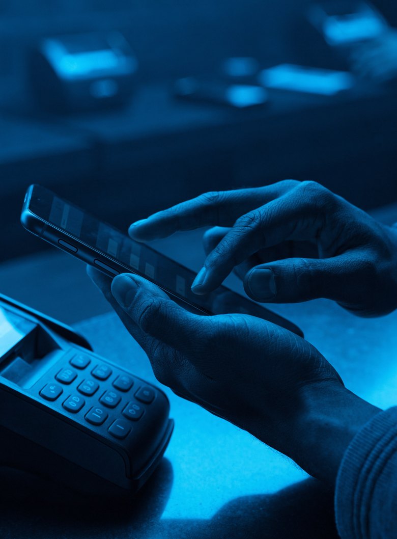 Un commerçant encaisse un paiement sur un TPE AvePLUS